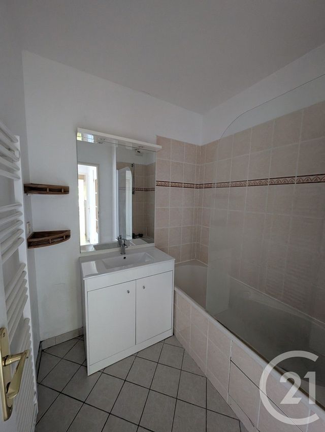 Appartement T3 à vendre - 3 pièces - 60.0 m2 - L ISLE JOURDAIN - 32 - MIDI-PYRENEES - Century 21 Les Minimes
